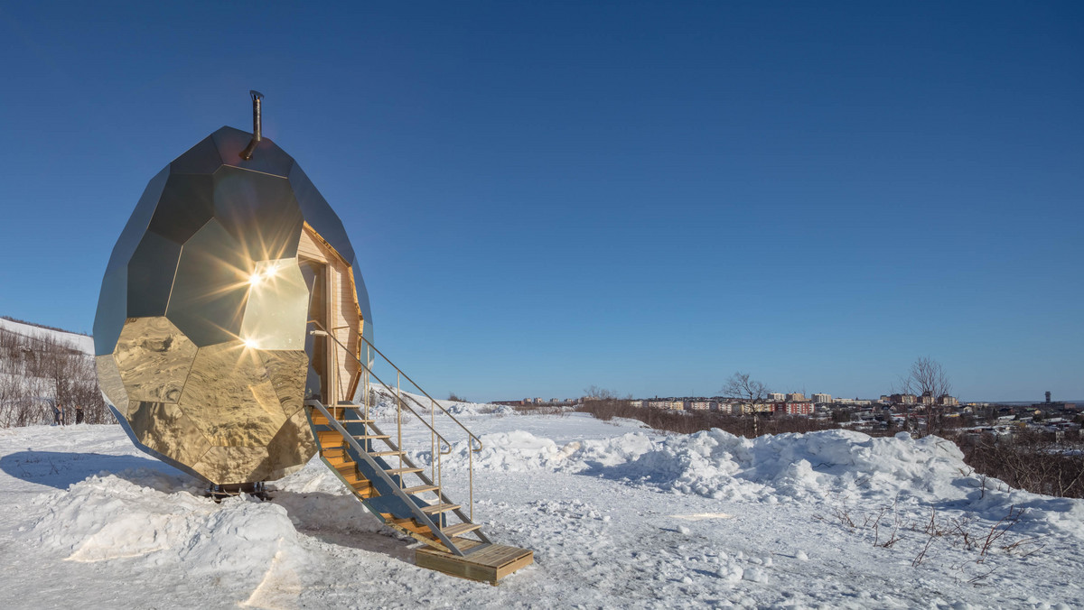 Miasto Kiruna, w północnej Szwecji, zmaga się ostatnio z kilkoma problemami. Ze względu na szkody górnicze, część budynków ma niestabilne fundamenty i mieszkańcy muszą nie tylko się przeprowadzić, ale także przemieścić centrum miasta ponad 3 km na wschód. Aby obywatele mogli rozmawiać i dzielić się pomysłami, postanowiono wybudować saunę społeczną.