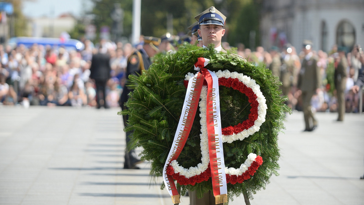 1 sierpnia 1944 r. na rozkaz Komendanta Głównego AK gen. Tadeusza Komorowskiego "Bora" w Warszawie wybuchło powstanie. Przez 63 dni powstańcy prowadzili z wojskami niemieckimi heroiczną i osamotnioną walkę. Na wieść o powstaniu w Warszawie Reichsfuehrer SS Heinrich Himmler wydał rozkaz, w którym stwierdzał: "Każdego mieszkańca należy zabić, nie wolno brać żadnych jeńców, Warszawa ma być zrównana z ziemią i w ten sposób ma być stworzony zastraszający przykład dla całej Europy".