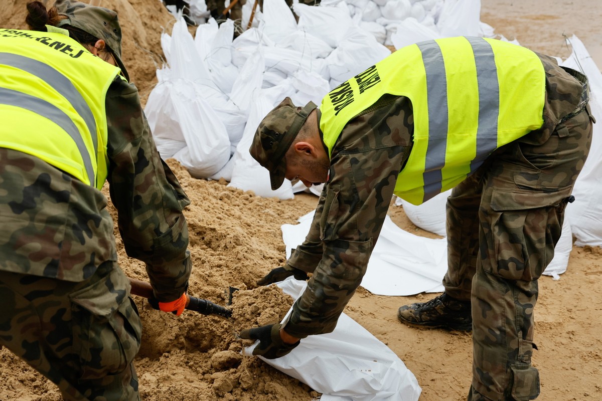Ostrów Wielkopolski, 14.09.2024. Żołnierze 12. Wielkopolskiej Brygady Obrony Terytorialnej przygotowują worki z piaskiem w Ostrowie Wielkopolskim, 14 bm. dla terenów zagrożonych powodzią. Niż genueński, który dotarł nad Polskę w czwartek 12 września, odpowiada za aktualne załamanie pogody i ulewne deszcze. (aldg) PAP/Tomasz Wojtasik