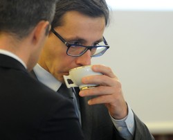 Resort skarbu igra z losem? LOT musi oddać miliony