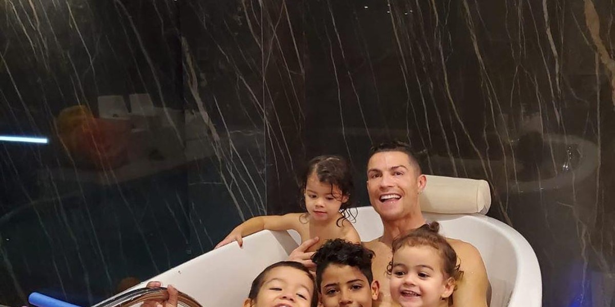 Cristiano Ronaldo z dziećmi 