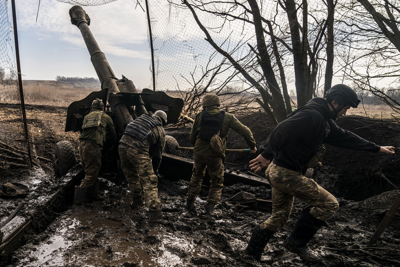 Ukraińscy żołnierze strzelają z działa artyleryjskiego D20 do rosyjskich pozycji w kierunku Bachmutu w obwodzie donieckim na Ukrainie, 14 lutego 2024 r.