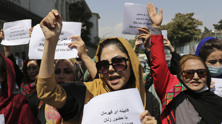 Afgán nők az iszlamista tálibok uralma alatti jogaikért tüntetnek Kabulban 2021. szeptember 3-án. Az előző tálib uralom idején, 1996-2001 között az iszlám törvények voltak érvényben, amelyek erősen korlátozták a nők jogait / Fotó: MTI/AP/Wali Sabawoon