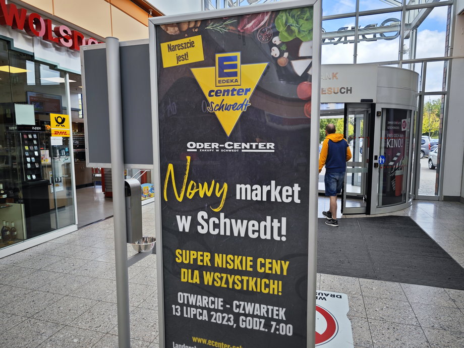 Gdy market się otwierał, hasła reklamowe były również po polsku
