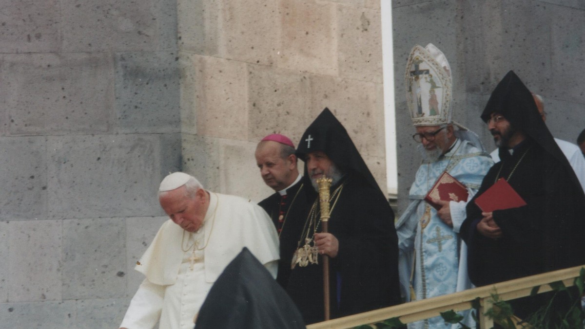 Tegoroczna Wielkanoc w wielu wspólnotach chrześcijańskich, w tym zwłaszcza w Apostolskim Kościele Ormiańskim i Kościele katolickim obrządku ormiańskiego oraz w Kościołach wschodnich, rozpoczyna obchody upamiętniające 100. rocznicę ludobójstwa Ormian w dawnym imperium osmański. Uroczystości odbędą się również w Watykanie i Polsce.