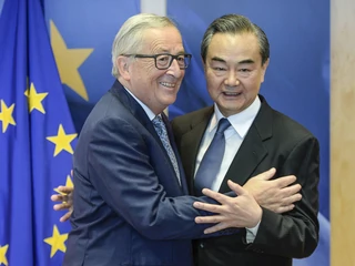Szef Komisji Europejskiej Jean-Claude Juncker z ministrem spraw zagranicznych Chin Wangiem Yi