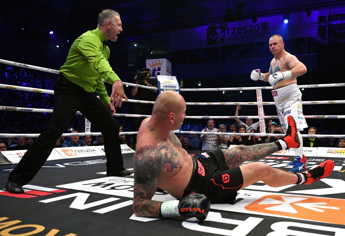 Artur Szpilka (C) na deskach w pojedynku o pas WBC International w wadze bridger z Łukaszem Różańskim (P) podczas gali bokserskiej KnockOut Boxing Night 15