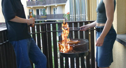 Uważaj na grillowanie na balkonie! Mandaty mogą sięgnąć nawet kilku tysięcy złotych