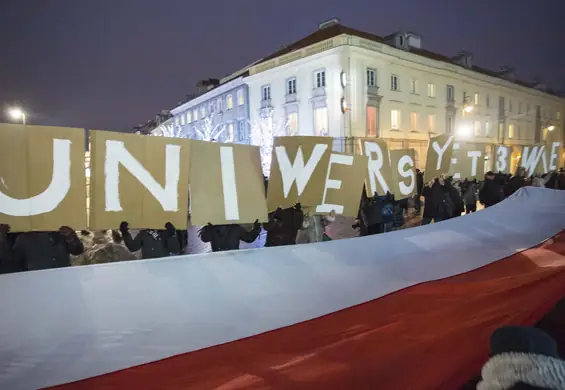 Uniwersytet trzeciego wieku na proteście studentów. Niska frekwencja powodem żartów