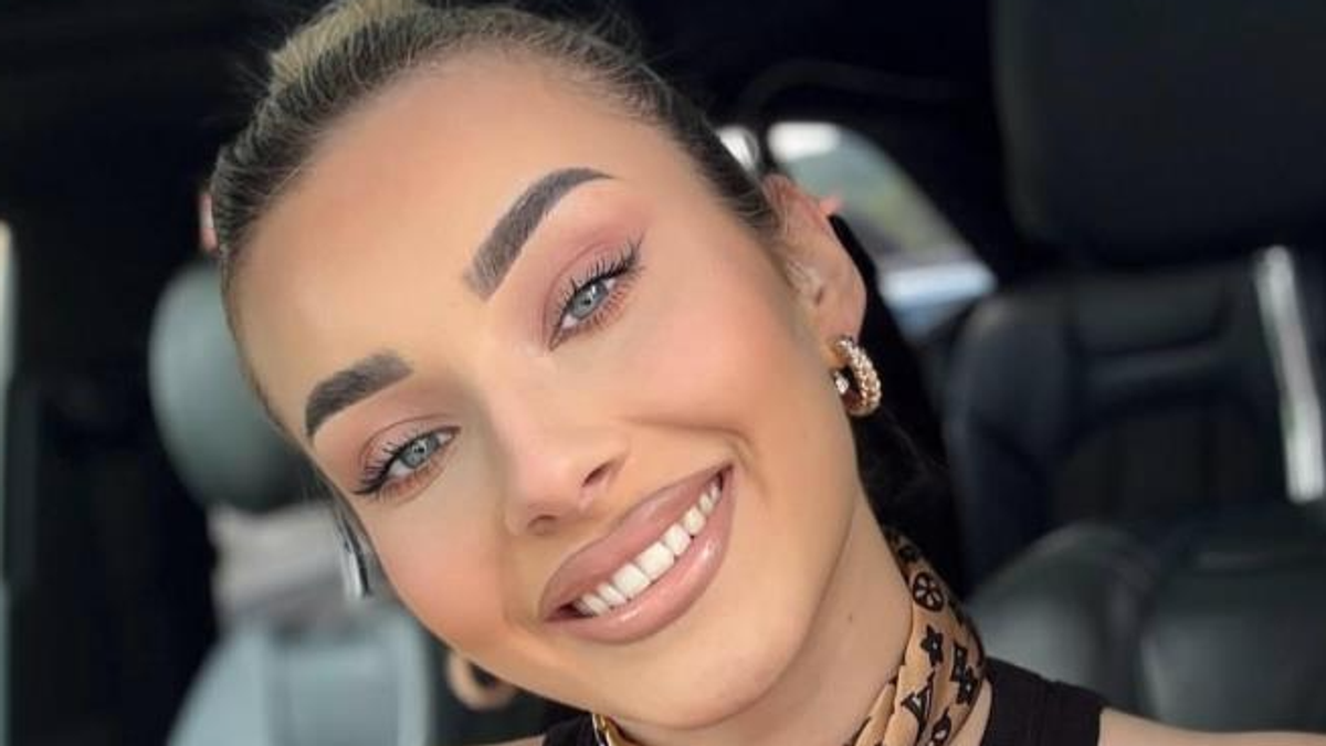 ŠUŠKALO SE DA JE PREOTELA MUŽA KOLEGINICI Ko je pevačica koja je napravila skandal na proslavi: 