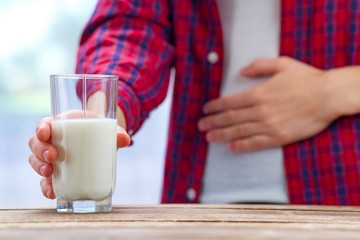A laktózintolerancia sajátossága, hogy a laktáz enzim hiánya miatt tej vagy egyéb tejtermék elfogyasztását követően hasmenés, teltségérzet, puffadás, hányinger és hasfájás jelentkezik.