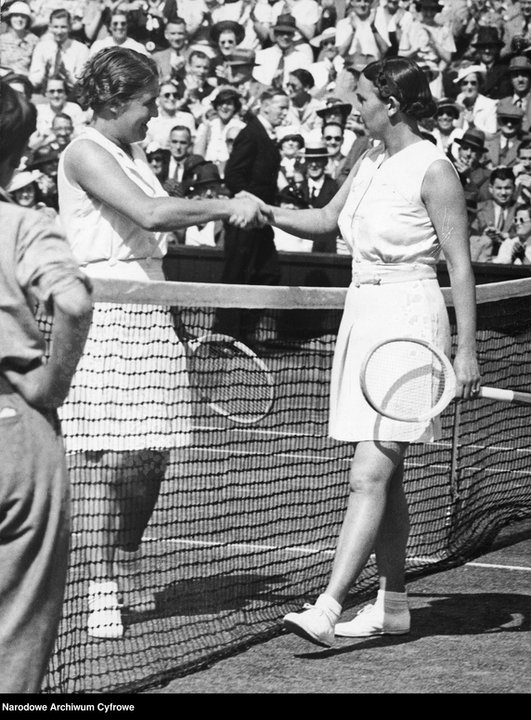 Jadwiga Jędrzejowska (z lewej) gratuluje zwycięskiego meczu tenisistce Dorothy Round, Wimbledon 1937 r.