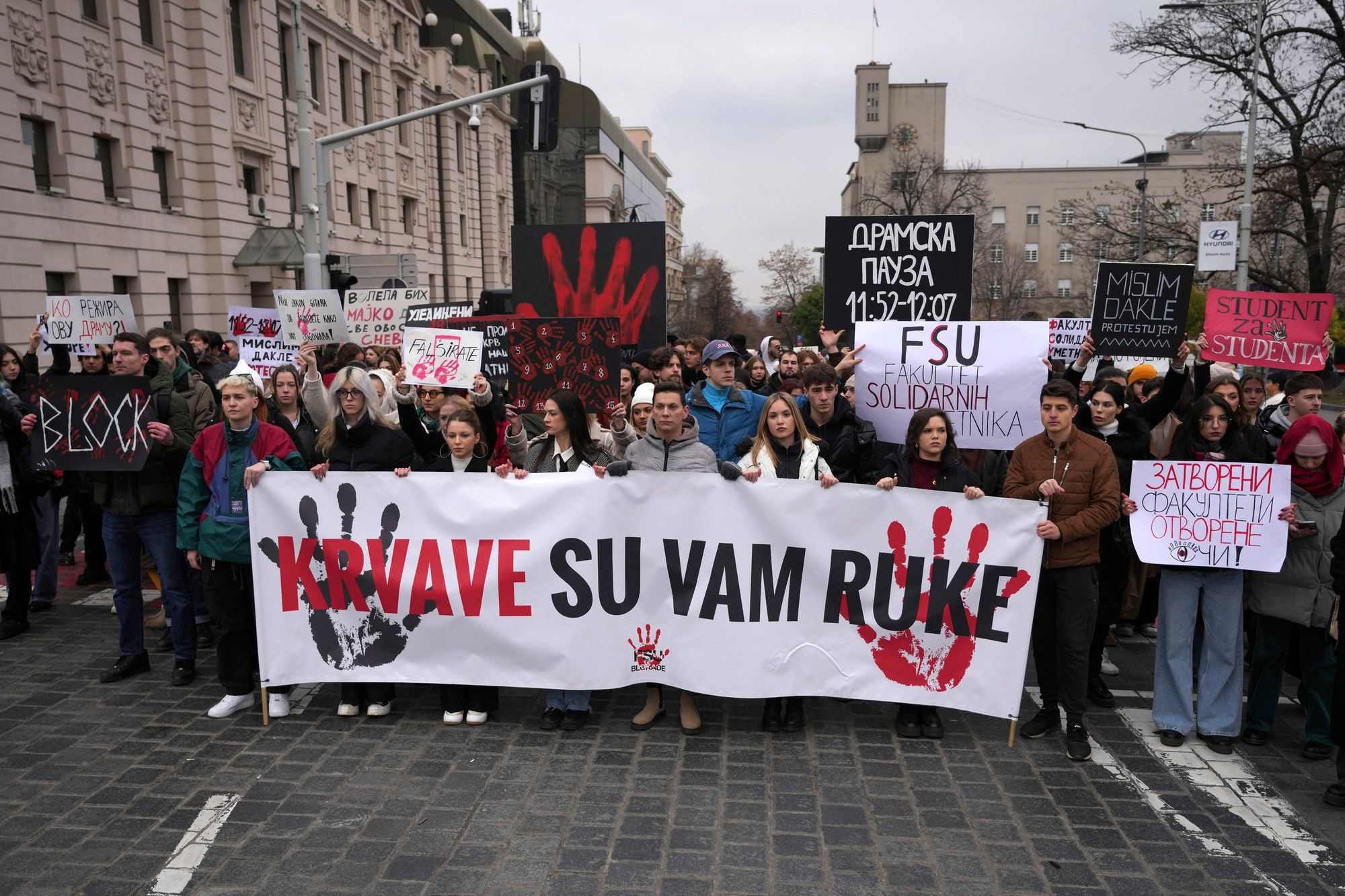 Obyvatelia Srbska si v piatok 15 minútami ticha uctili pamiatku obetí novembrovej tragédie na železničnej stanici v Novom Sade.