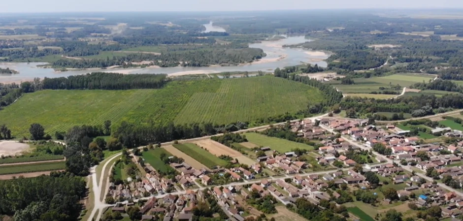 Prirodne znamenitosti, poput Adice i Prada, kao i manifestacija Hajdučke večeri, nude unikatan turistički doživljaj