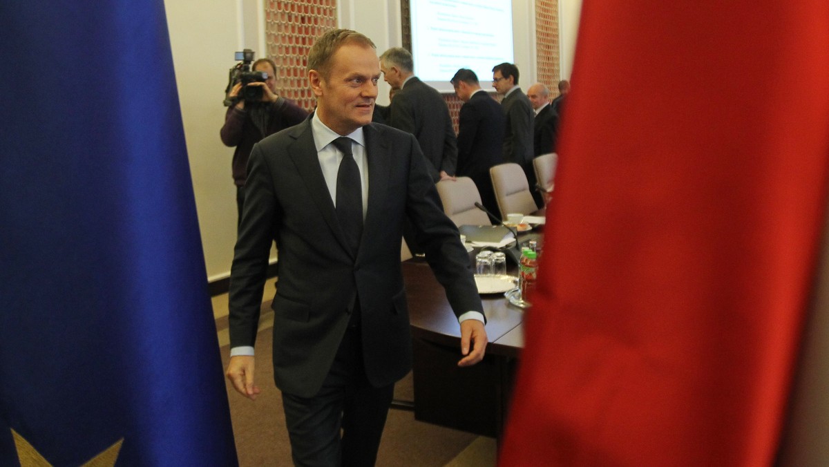 Premier Donald Tusk jeszcze w tym tygodniu spotka się z szefami służb specjalnych m.in. z szefem CBA w związku z informacjami o podszywaniu się przez agentów CBA pod dziennikarzy. W tym tygodniu przedstawię wnioski z tego płynące - zapowiedział Tusk.