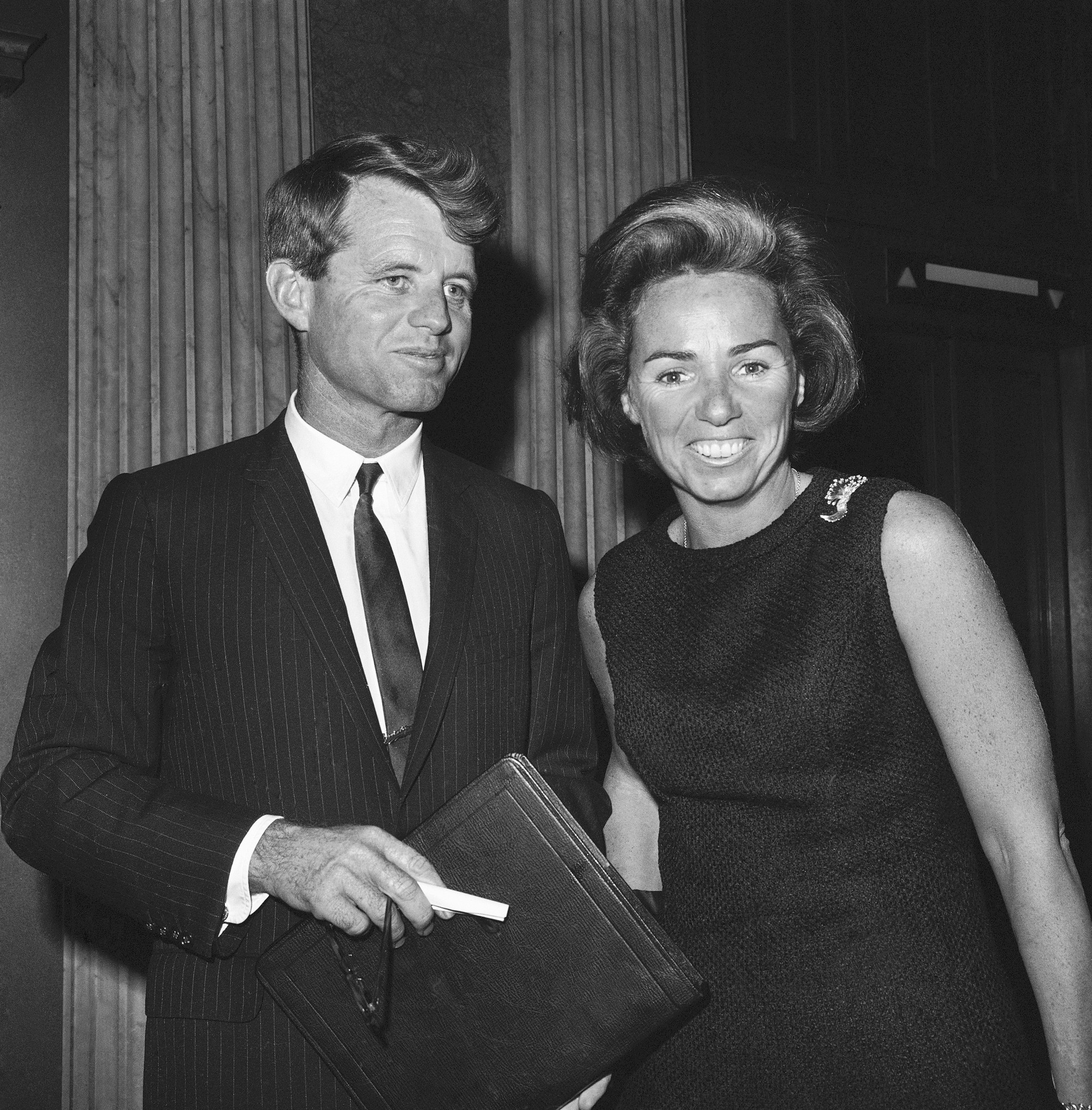 Na archívnej snímke z 13. októbra 1965 americký senátor Robert F. Kennedy a jeho manželka Ethel.