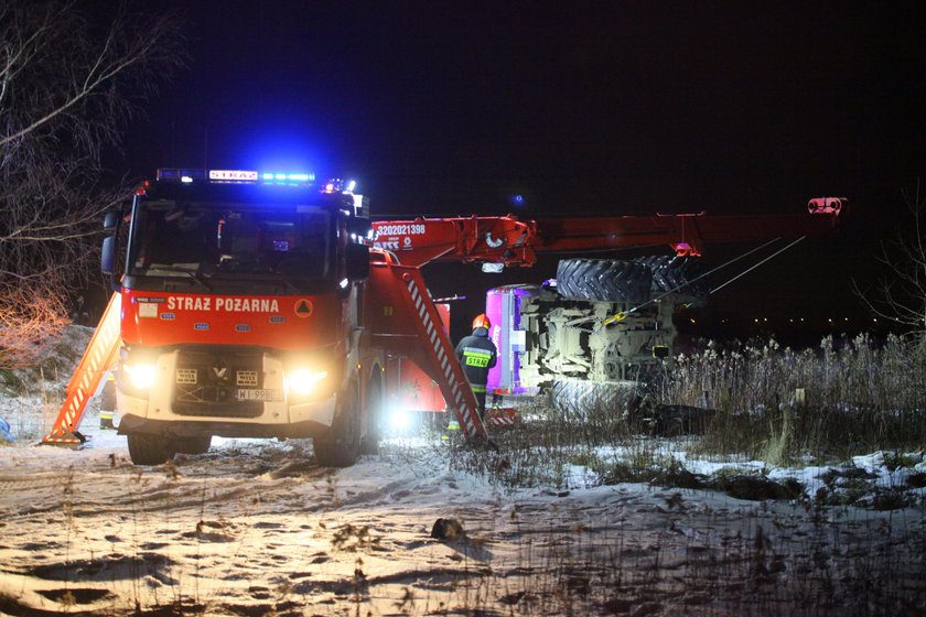 Monster truck dachował. W środku zakleszczeni ludzie