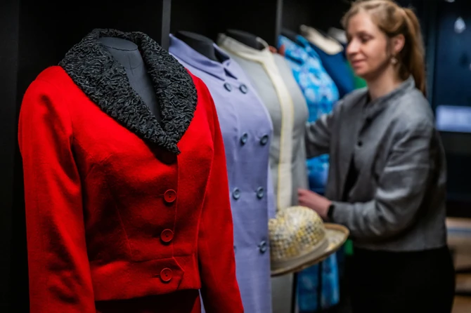 Izložba predstavlja modnu evoluciju kraljice Elizabete kroz deset decenija