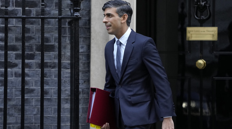 Rishi Sunak brit miniszterelnök a parlamentbe indul a képviselői kérdések és azonnali miniszterelnöki válaszok szokásos heti alsóházi félórájára a londoni kormányfői rezidenciáról, a Downing Street 10-ből. Fotó: MTI/AP/Kirsty Wigglesworth