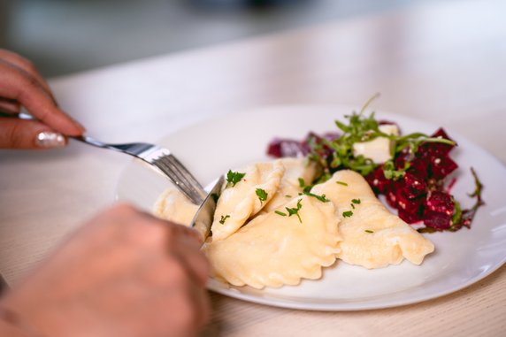 “Garmaż od Ukrainek” to wyjątkowa restauracja w Warszawie, która jest w pełni prowadzona przez uchodźczynie wojenne