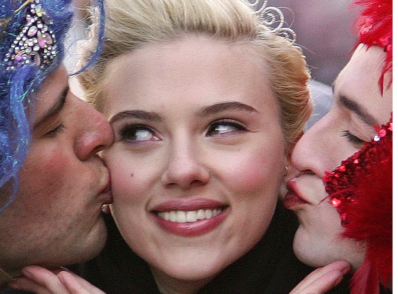 Scarlett Johansson rzuca facetów na kolana