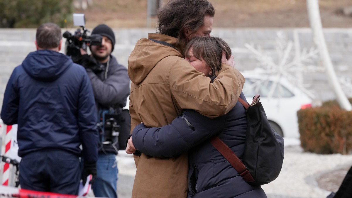 Ljudi odaju poštu žrtvama požara u baru u Krans-Montani, Švajcarska, 2. januara