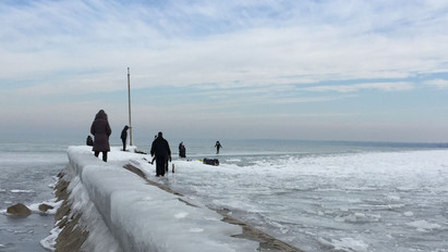 Nem kíméli az időjárás a Balatont sem: orkán erejű szélre és a partra kicsapódó jeges vízre kell számítani