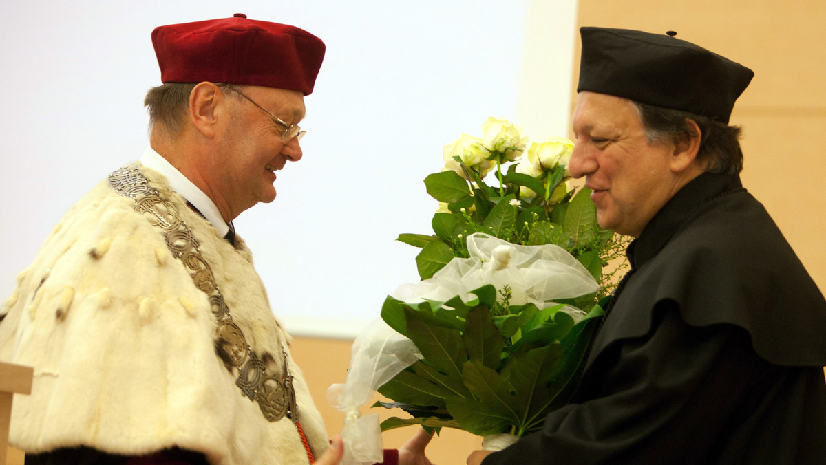 W obecności rektorów wyższych uczelni, studentów, samorządowców i polityków rozpoczęła się uroczystość nadania tytułu doktora honoris causa Uniwersytetu Łódzkiego przewodniczącemu Komisji Europejskiej Jose Manuel Barroso.