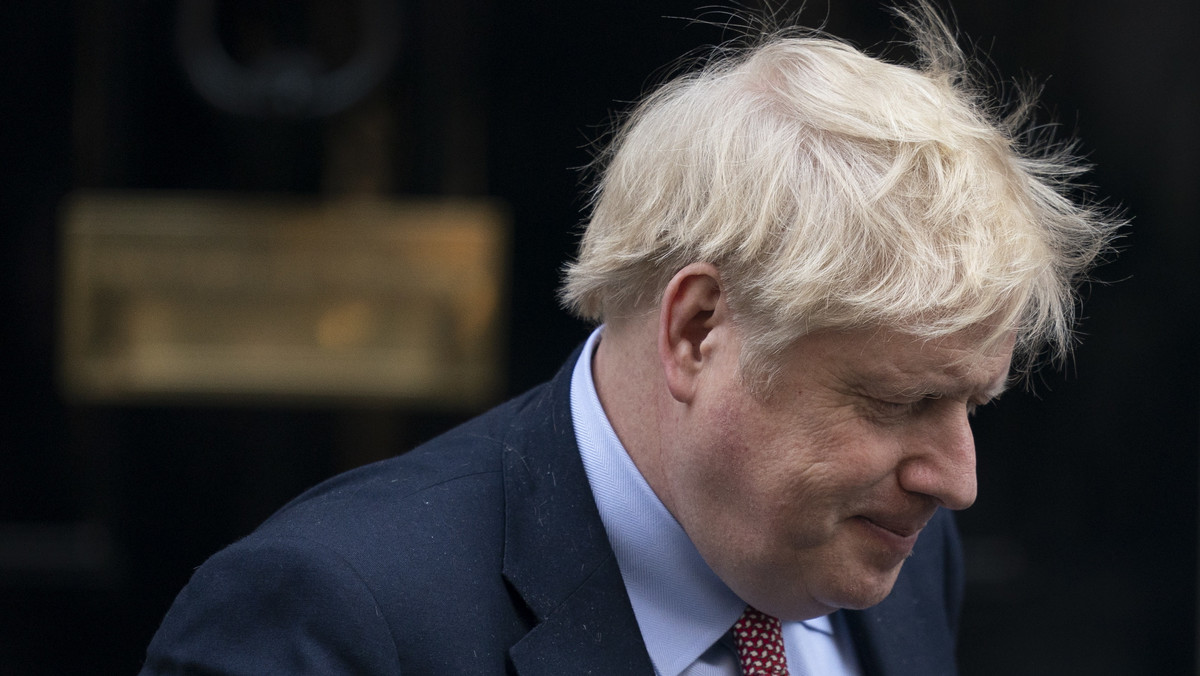 Brytyjski premier Boris Johnson poinformował w poniedziałek, że przechodzi rutynowe badania w związku z objawami koronawirusa, ale jest w dobrym humorze i pozostaje w kontakcie ze swoimi współpracownikami.