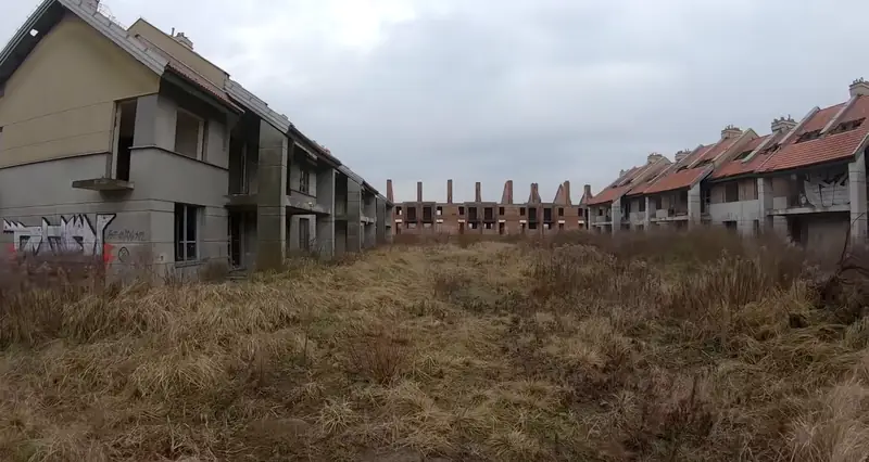 Tak wygląda osiedle &quot;Żubr&quot; od środka / fot. screenshot YouTube Urbex History