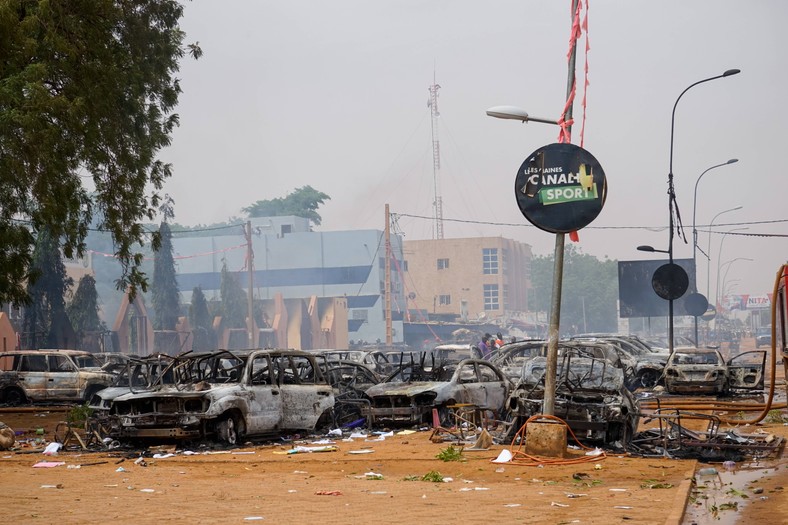 Podpalone samochody leżały na parkingu w pobliżu siedziby Partii na rzecz Demokracji i Socjalizmu w Niamey, Niger, 27 lipca 2023 r.