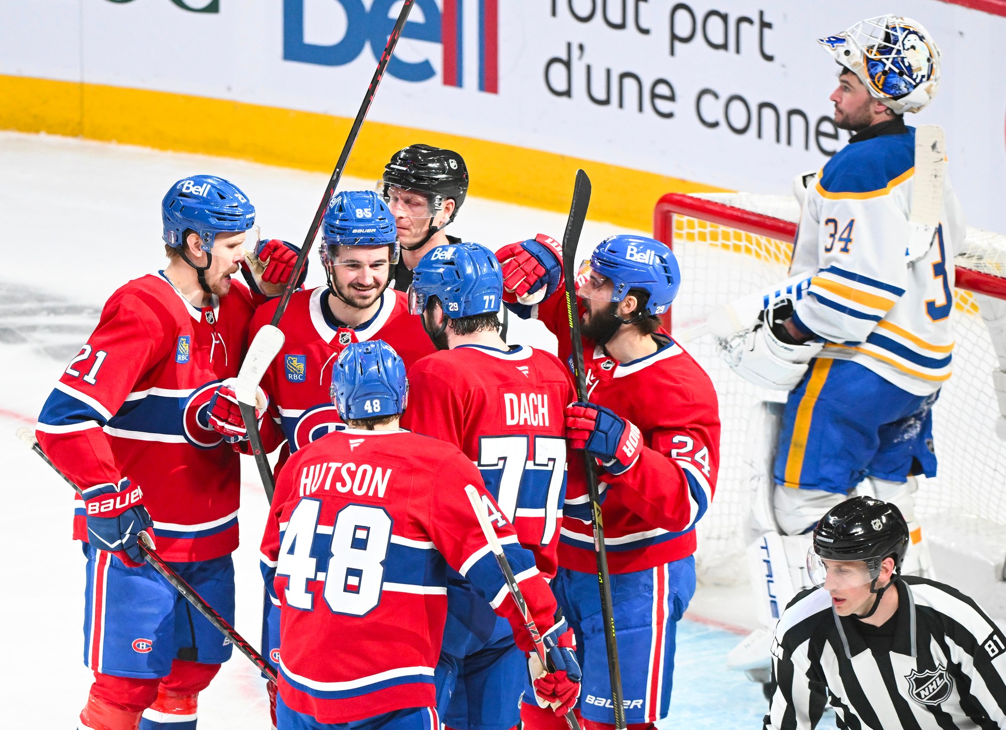 Hokejisti Montrealu Canadiens sa radujú z výhry. 