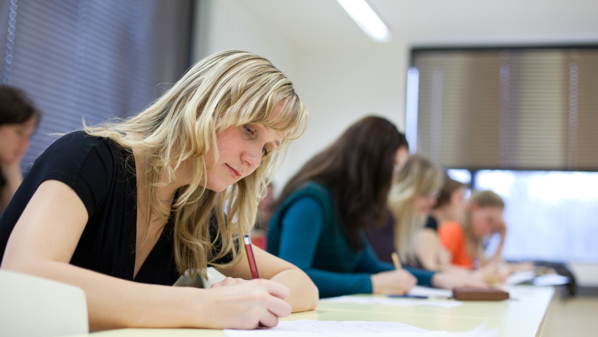 Olsztyński uniwersytet uruchamia tzw. kształcenie dualne, które polega na tym, że wybrani studenci w czasie nauki będą praktykowali w firmach, a po zakończeniu nauki - zostaną w nich zatrudnieni. Uczelnia nawiązała współpracę z Michelinem i Obramem.