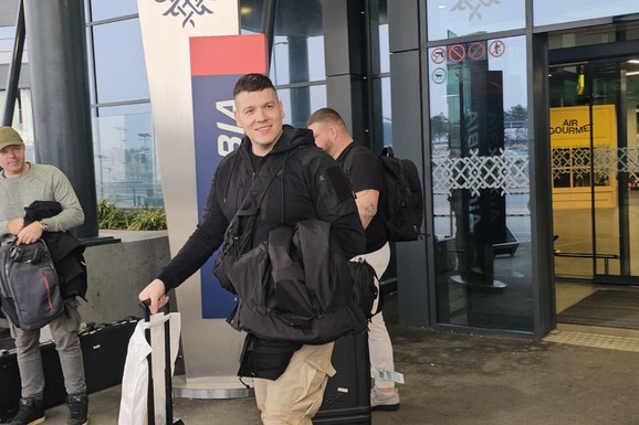 EVO DA LI JE SLOBA RADANOVIĆ DOBIO ZABRANU ULASKA U EU Pevač priznao: "Ništa nije bilo do nas", spomenuo sukob Kije i Kaće