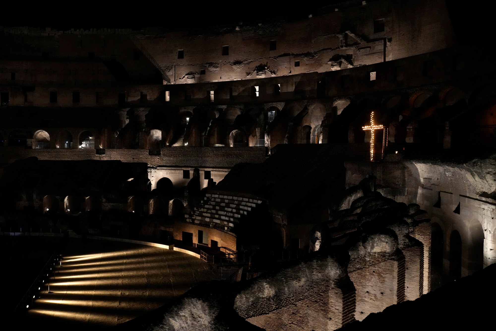 Krížová cesta v rímskom Koloseu.