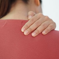 Jobb oldali vállfájdalom: mit tehetünk otthon, és mikor kell orvoshoz menni?
