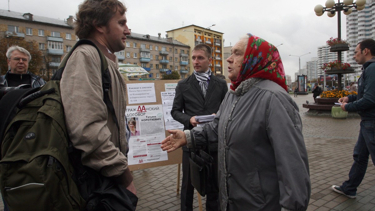 Białorusini wciąż utożsamiają się z sowiecką mentalnością i dlatego większość obywateli nadal popiera prezydenta Alaksandra Łukaszenkę - powiedział PAP białoruski socjolog prof. Aleh Manajeu, założyciel niezależnego ośrodka badań społecznych NISEPI.