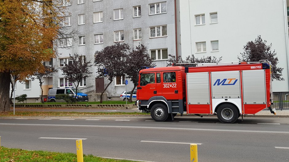 Policja i straż pożarna przed blokiem przy ul. Piłsudskiego