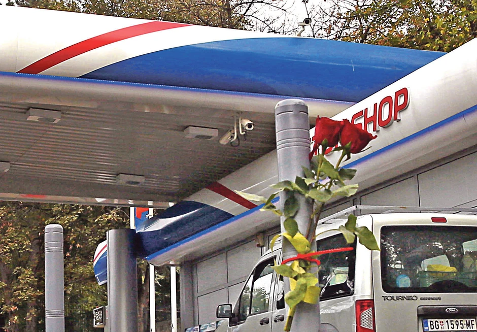 Na mestu zločina juče su ostavljene crvene ruže