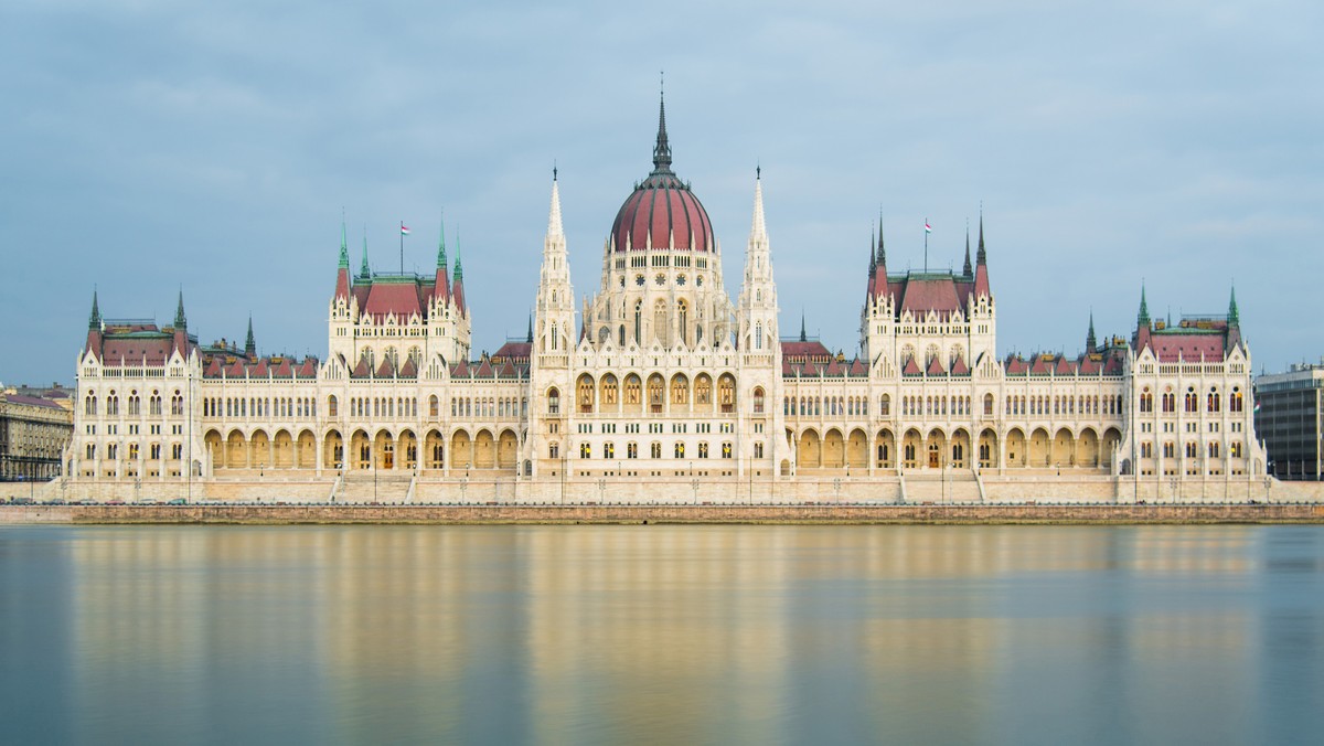 Autorzy projektu nowego regulaminu Sejmu podkreślają, że podobne regulacje dot. mediów występują w różnych krajach, w tym na Węgrzech. To prawda. Fidesz - Partia Viktora Orbána od początku miała duży problem z obecnością mediów, szczególnie że od tempa zmian przeprowadzanych przez koalicję rządową, można było dostać zadyszki. W Polsce tempo zmian również jest duże, a pikanterii porównania dodaje fakt, że w ostatnim roku odbyło się kilka spotkań marszałków parlamentów Polski i Węgier - pisze dla Onetu Dominik Héjj - politolog, redaktor naczelny portalu www.kropka.hu.