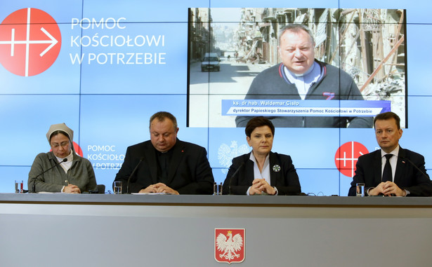 Premier Beata Szydło, Mariusz Błaszczak, ks. prof. Waldemar Cisło, siostra Annie Demerjian, 11 bm. PAP/Tomasz Gzell