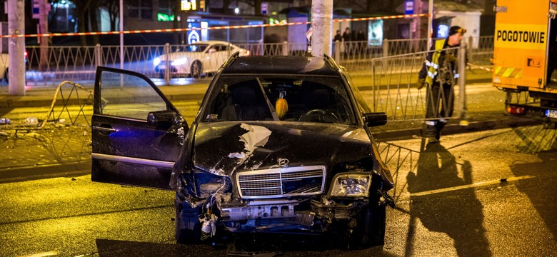 Dramatyczny wypadek w Szczecinie. Stracił panowanie nad autem, uderzył w przystanek. Są ranni [ZDJĘCIA]