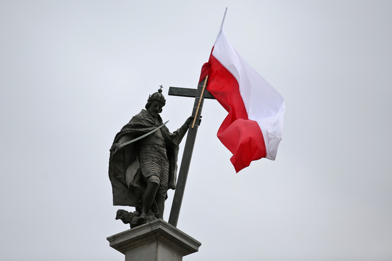 Pomnik króla Zygmunta III Wazy przystrojony flagą narodową. Fot. PAP/Rafał Guz