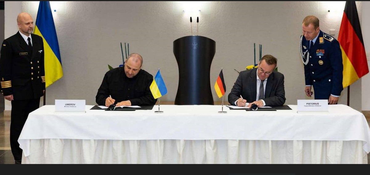 Minister obrony RFN Boris Pistorius i Minister Rustem Umerov podpisują umowę o produkcji rakiet dalekiego zasięgu w Berlinie 28 maja.