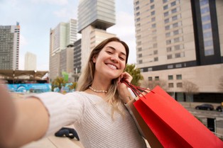 Konkursy. Biedronka rozdaje 3000 zł! Wystarczy zrobić zdjęcie żeby dostać pieniądze! Trwa konkurs