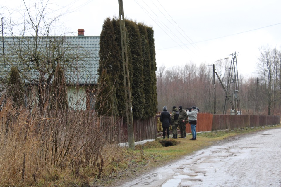 Ekipa TVP Info nagrywa rozmowę z mieszkanką we wsi Minkowce, strefa zamknięta w woj. podlaskim, 16.12.2021.