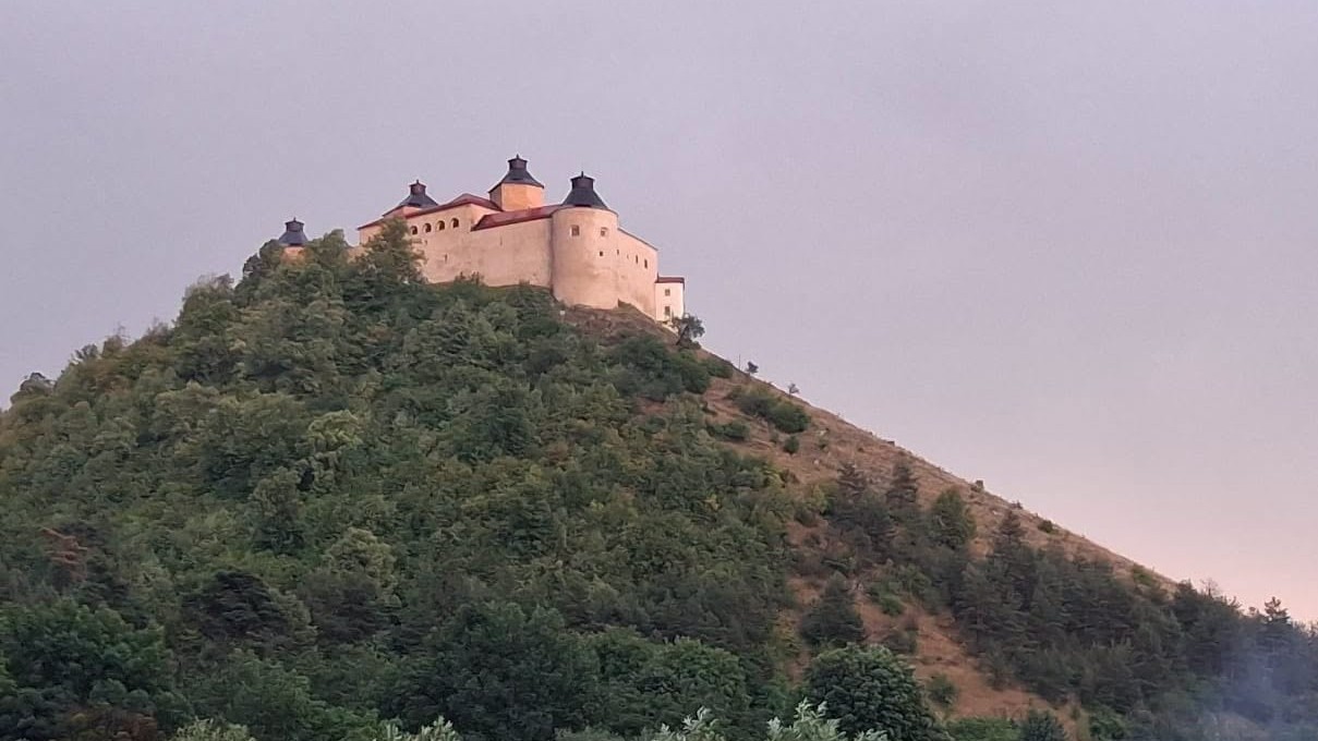 Na zbernom dvore v obci Krásnohorské Podhradie horel bioodpad.