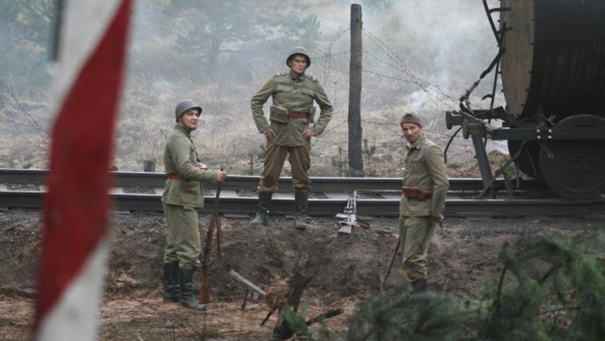 Tomasz Raczek na swoim profilu na Facebooku w mocnych słowach odniósł się do filmu "Tajemnica Westerplatte". Krytyk filmowy wystosował "ostrzeżenie dla kinomanów" i porównał poziom obrazu Pawła Chochlewa do pamiętnej "Kac Wawy".