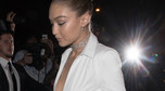 Gigi Hadid w białej sukni i dekolcie do pasa