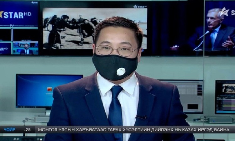 W wielu zagranicznych stacjach telewizyjnych prezenterzy występują w maseczkach ochronnych